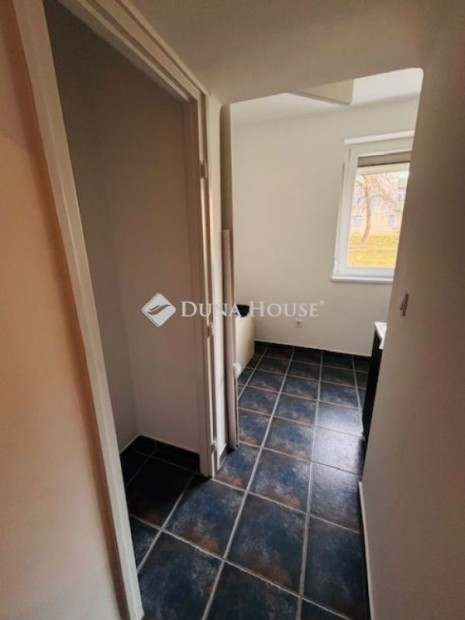 Koml�n Pet�fi utc�ban magasf�ldszinti lak�s