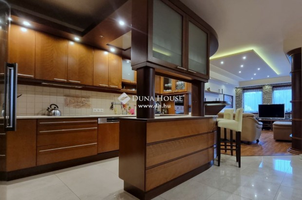 Koml�n, a sikondai t�n�l gy�ny�r� h�z