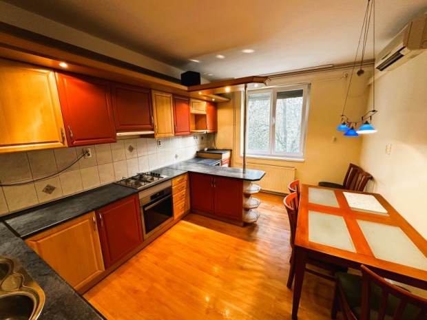 Koml�n, elad� egy 86 m-es, 3 szob�s, fel�j�tott lak�s!