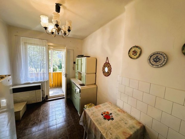 Koml�n a Miksz�th K�lm�n utc�ban t�gla lak�s elad�