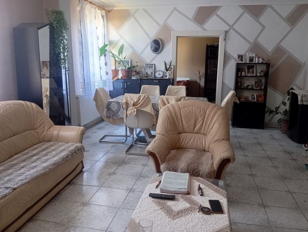 Koml�n csal�di h�z elad�