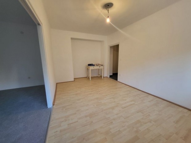 Koml�n teljesen fel�j�tott magasf�ldszinti t�glalak�s