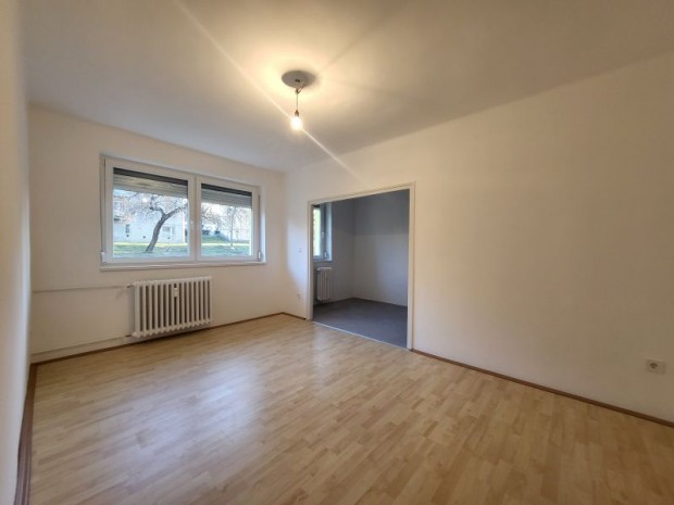 Koml�n teljesen fel�j�tott magasf�ldszinti t�glalak�s