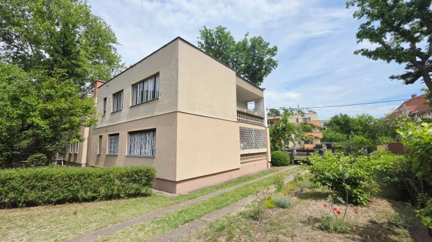 Komlóssy úton 85 m2-es, nappali+2 szobás felújítandó lakás eladó