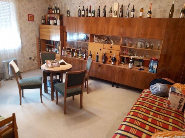 Koml�stet�n elad� fel�j�tand� csal�di h�z csendes utc�ban,nagy