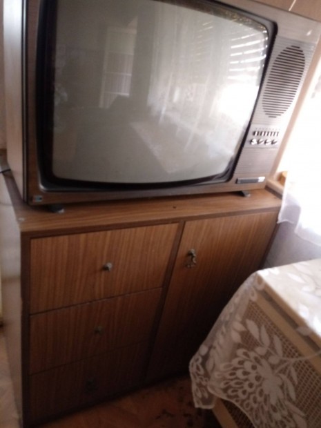 Komód-Tv-szekrény sok tárolóval!