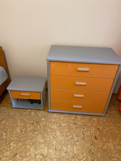 Kom�d �jjeli szekr�nnyel