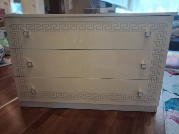 Kom�d+�jjeli szekr�ny