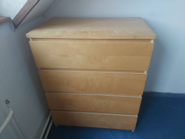 Kom�d elad� (4 fi�kos)