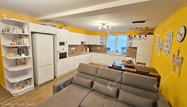 Kompakt, bel�lr�l teljesen fel�j�tott csal�di h�z elad� Boldv�n!