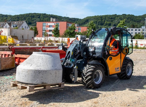Kompakt teleszkópos rakodógép 50 LE (Manitou, Merlo) / Giant GT5048