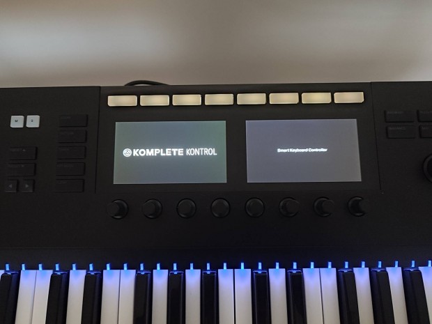 Komplete Kontrol S49 midi billentyzet