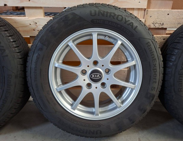 Komplett 195/65 R15 ny�rigumi garnit�ra