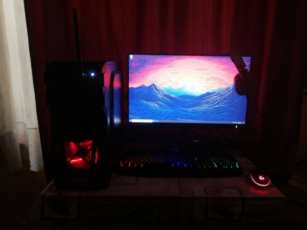 Komplett PC. (monitor, egér, billentyűzet, headset, wifikártya)