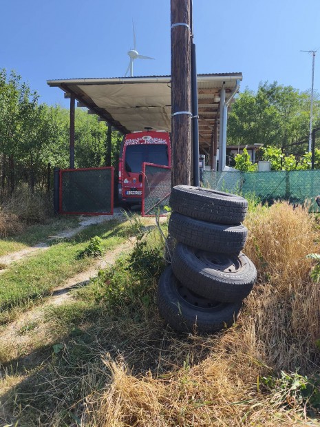 Komplett kerék 4db,téli "C"-s gumival szerelve menne a háztól....
