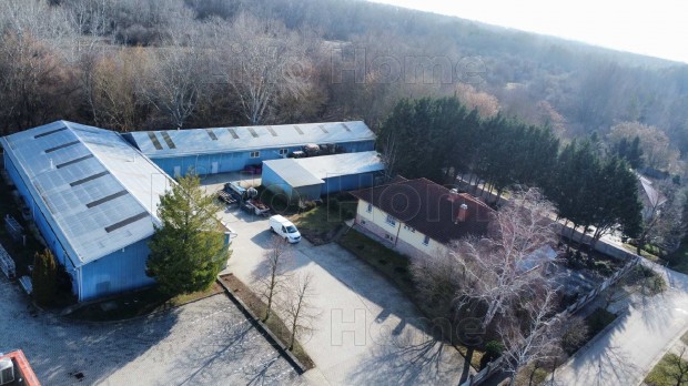 Komplex ipari telephely elad� Sz�kesfeh�rv�ron c�ggel, m�helyekkel,