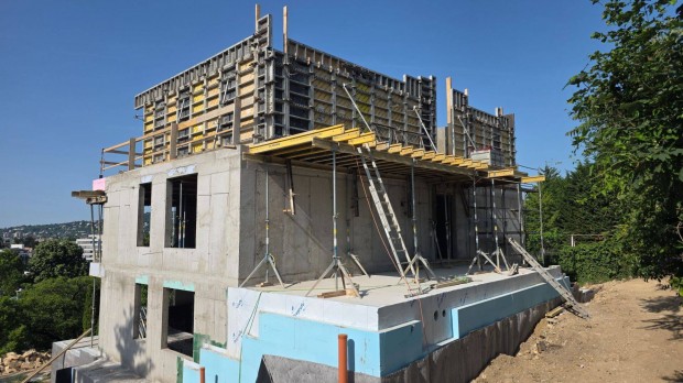 K�m�ves, zsaluz��cs