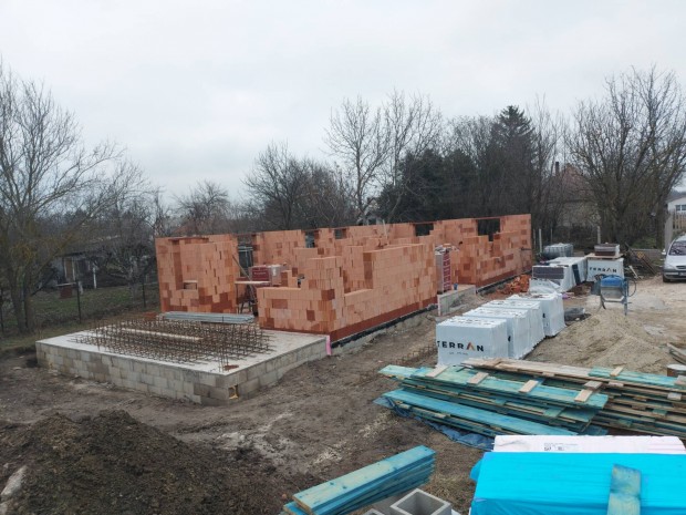 K�m�ves �ll�s