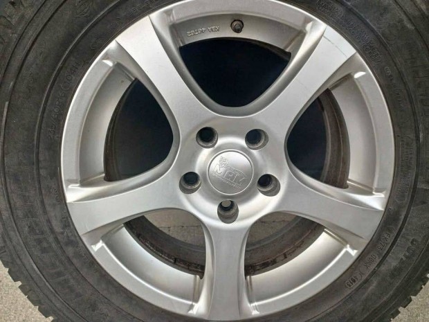Könnyűfém felni, 235/60/R16 gumival