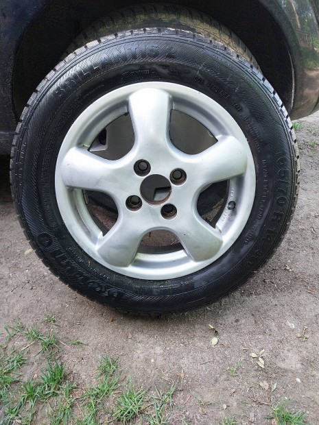 Könnyűfém felni nyári gumival.