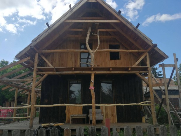 K�nny�szerkezetes fah�z �p�t�se v�r�sfeny�b�l