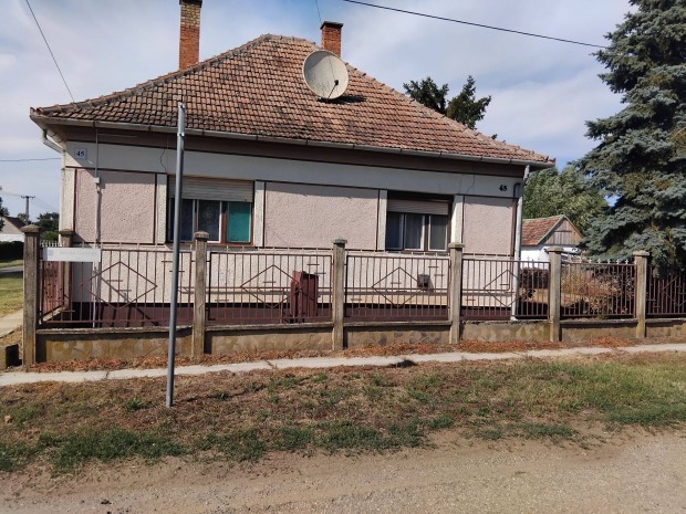 Kony�r, 65 nm-es csal�di h�z elad�!