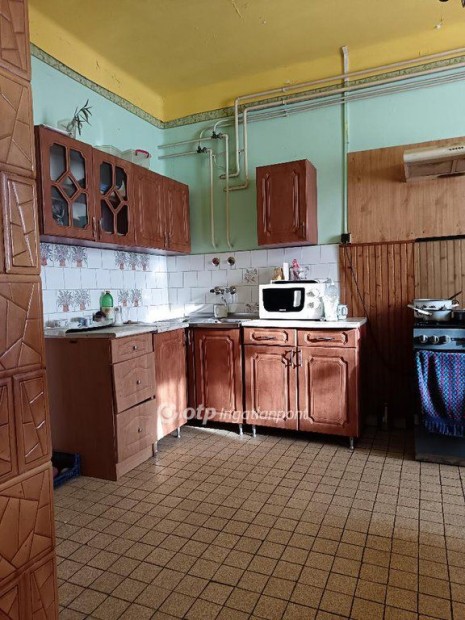 Kony�ri elad� 135 nm-es h�z