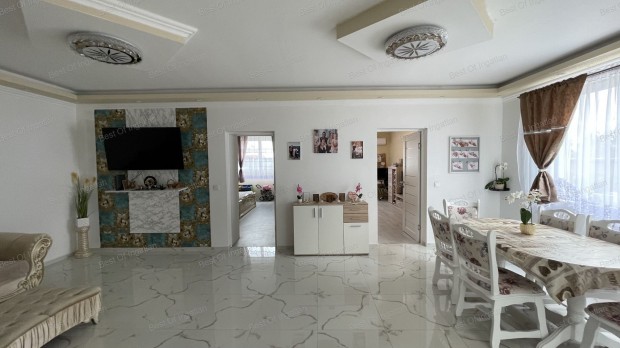 K�nyban, nappali+ 2 szob�s,r�szben fel�j�tott csal�di h�z, 997 m2-es