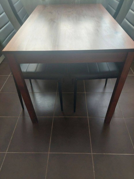 Konyhaasztal +4 szék, jó állapotban eladó