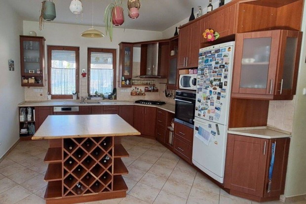 Konyhab�tor, L alak�, konyhaszigettel