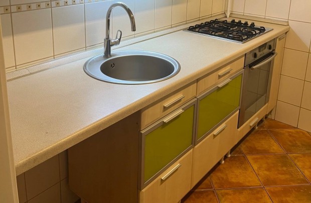 Konyhabútor beépített sütővel és gáz főzőlappal