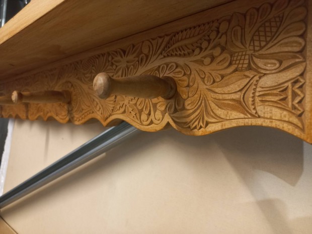 Konyhai faragott fa falipolc. Poh�r �s t�ny�rtart�. 78,5x16x10,5cm.