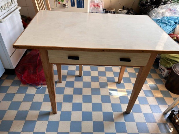 Konyhai fi�kos asztal