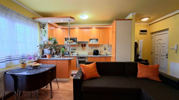 Kor�nyi kertv�rosban 1 emeleti lak�s elad�! 13156