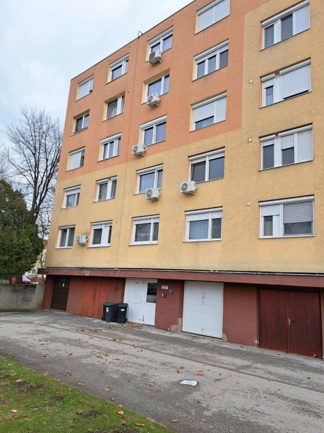 Kor�nyi kertv�rosban 4.emeleti lak�s elad�