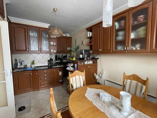 Kor�nyi kertv�rosban sorh�z elad�!