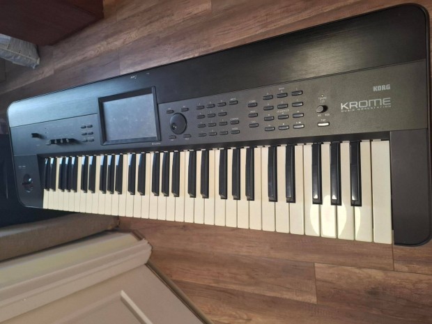 Korg Krome 61 szintetizátor kemény tokkal, állvánnyal