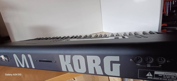 Korg M1 Music Workstation szintetiztor foglalzva