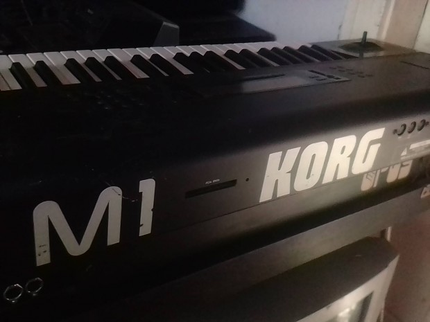Korg M1 legends profi szintetiztor.