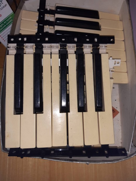 Korg Roland Yamaha Technics szintetizátor billentyűk. Orgona szinti
