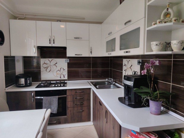 K�rh�z k�rny�k�n h�rom szob�s fel�j�tott lak�s elad�