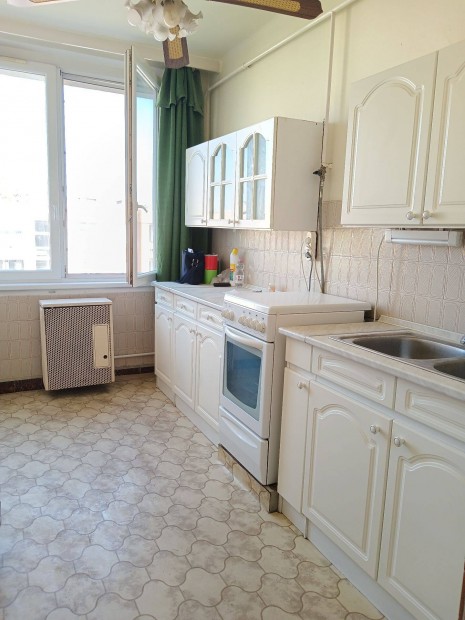 K�rh�z k�rny�k�n k�t szob�s lak�s elad�