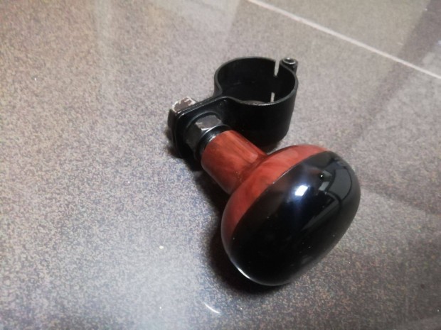 Korm�nyteker�gomb