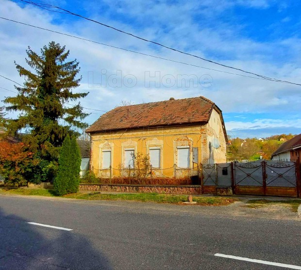 Krshegy kzpontjban rszlegesen feljtott csaldi hz