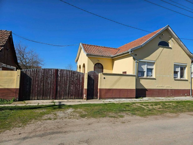 K�r�snagyhars�ny elad� h�z