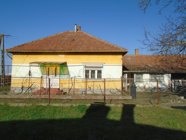 K�r�stet�tlen, T�rteli �t, 76 m2-es, csal�di h�z, 2 szob�s,