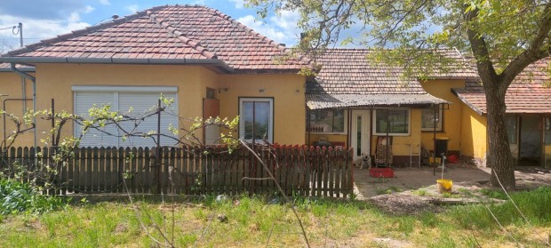 K�r�stet�tlen kedvelt r�sz�n csal�di h�z elad�!