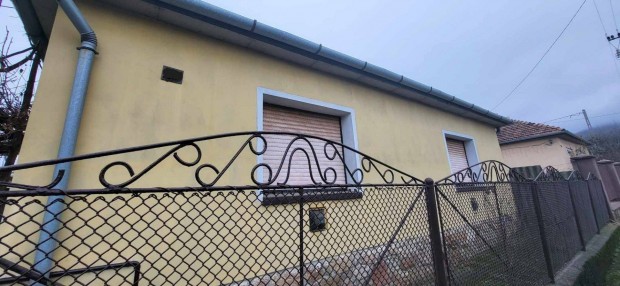 Kosd, masszív tégla ház, beton födémmel, eladó!!!!