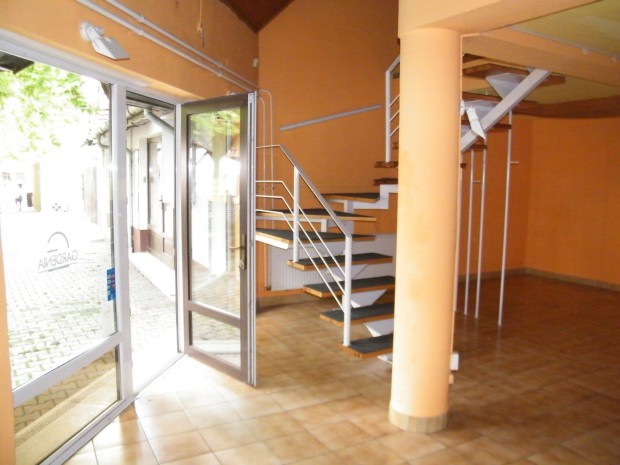 Kossuth utc�n 2 szintes (gal�ri�s) �zlethelyis�g elad�! Alkuk�pes!