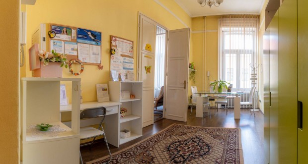 Kossuth utc�n 86 nm-es nagy belmagass�g� t�gla lak�s elad�!